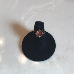 Stunning golden ring with a ruby center